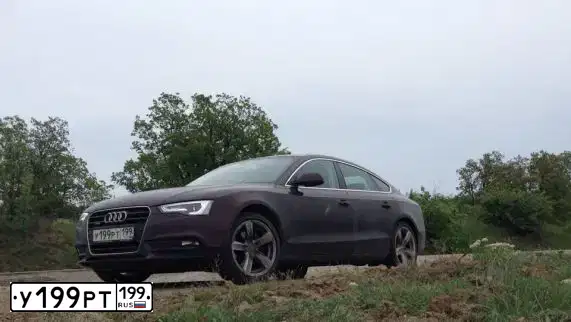 Фото автомобиля AUDI A5, 2012 — госномер Р530ЕМ05. Цвет: БОРДОВЫЙ