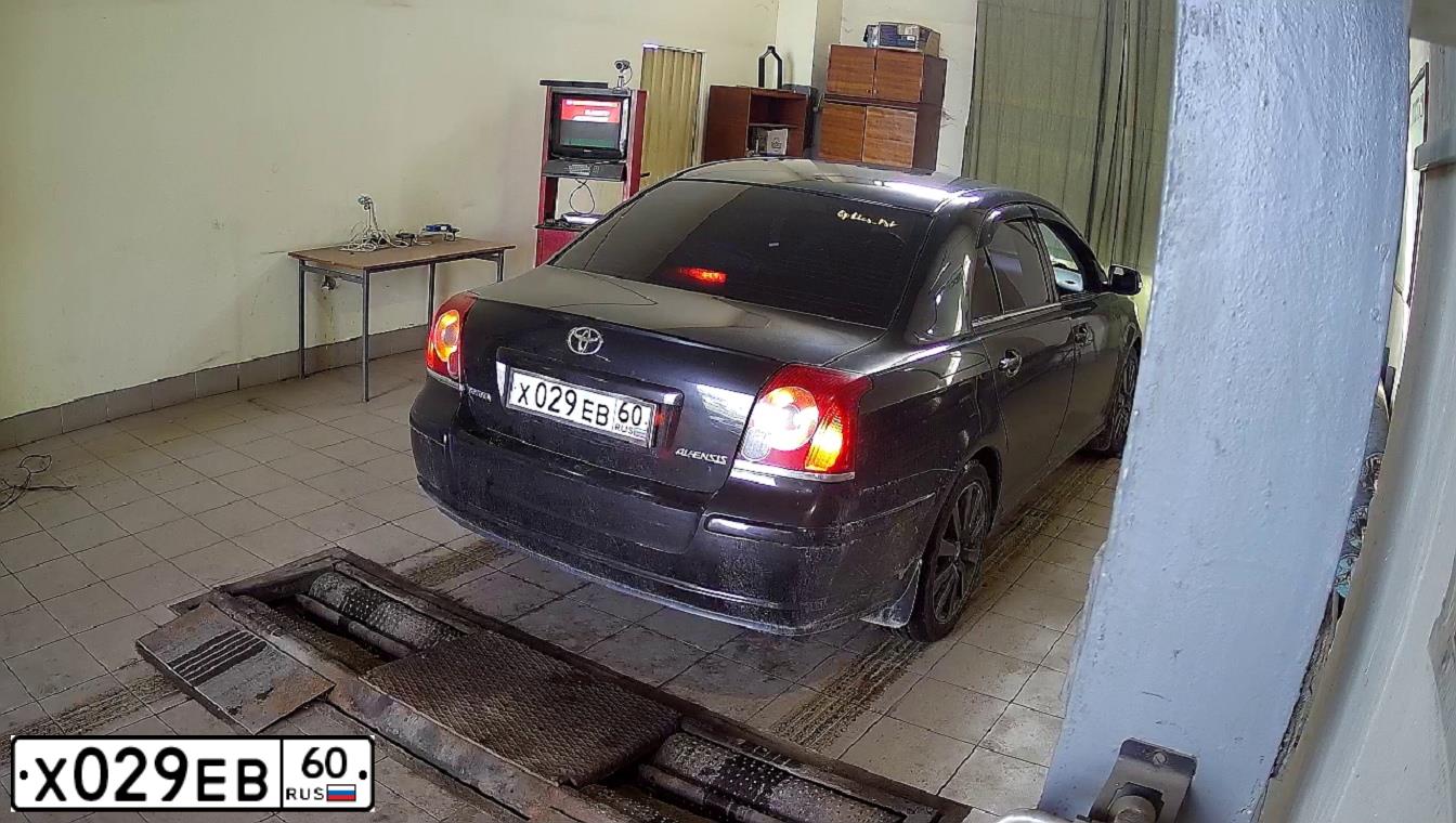 Фото автомобиля TOYOTA AVENSIS, 2008 — госномер Х029ЕВ60. Цвет: ЧЕРНЫЙ