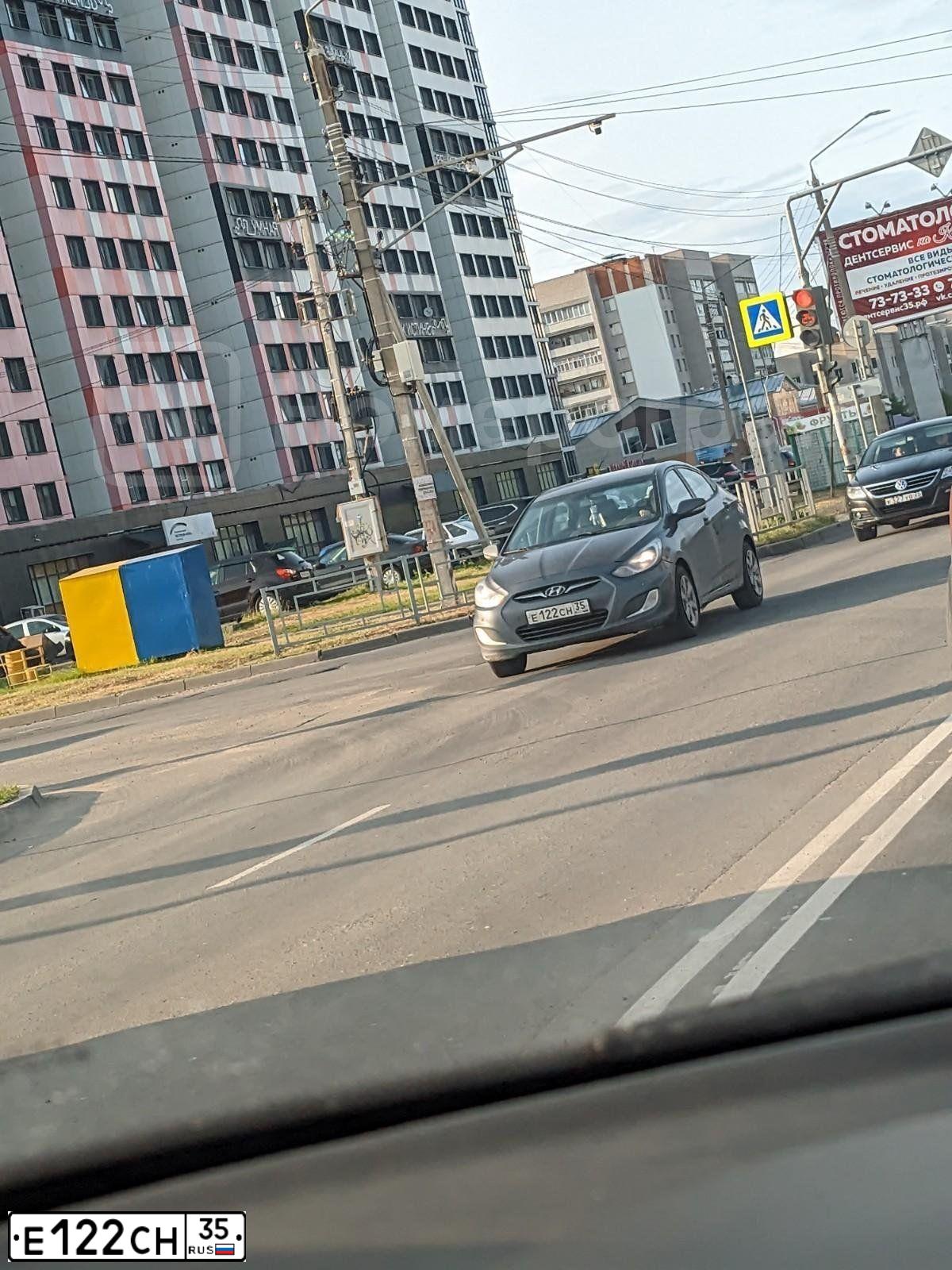 Фото автомобиля HYUNDAI SOLARIS, 2011 — госномер Е122СН35. Цвет: ЧЕРНО-СЕРЫЙ