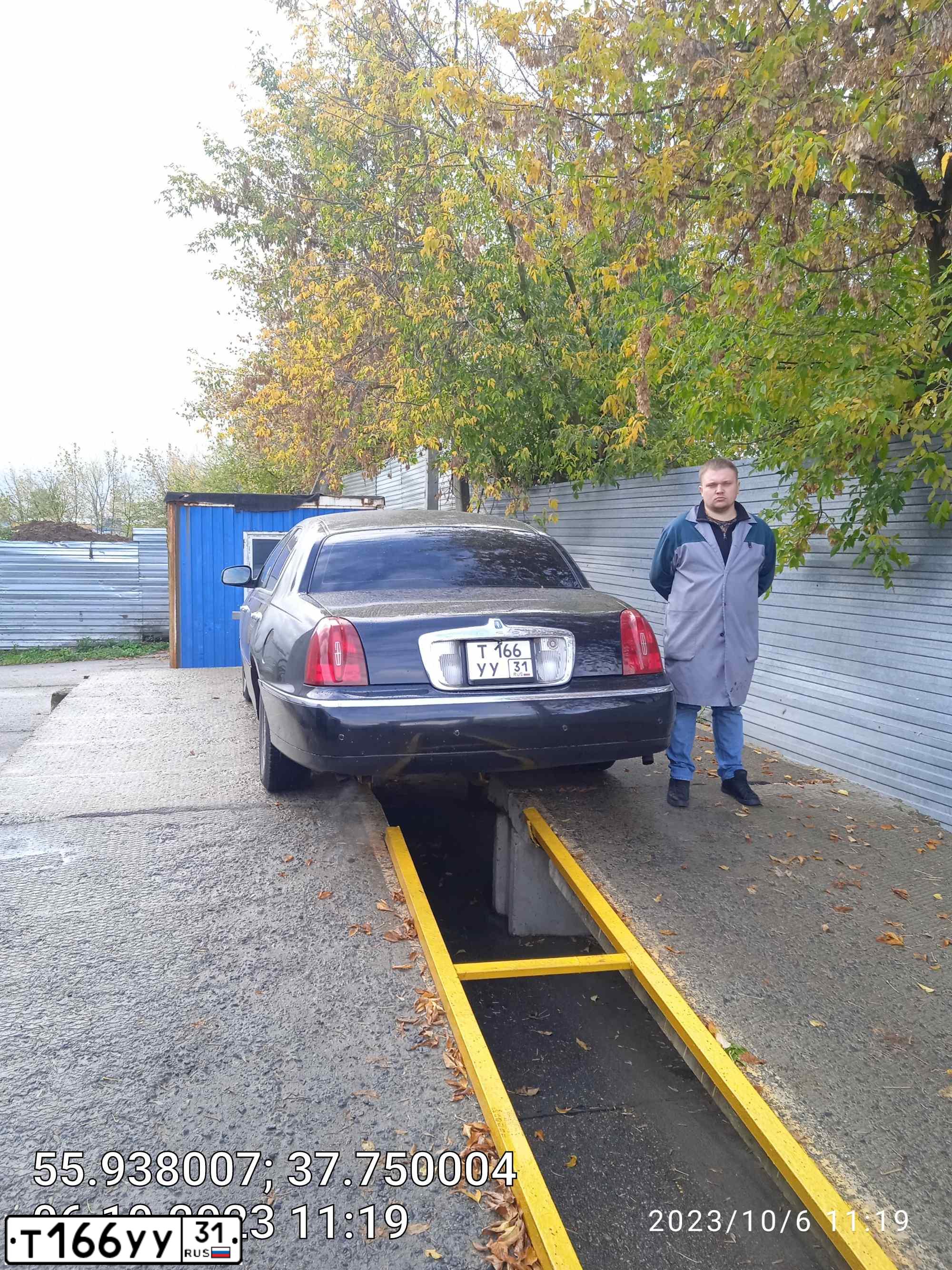 Фото автомобиля LINCOLN TOWN CAR, 2001 — госномер К593ОМ142. Цвет: ЧЕРНЫЙ