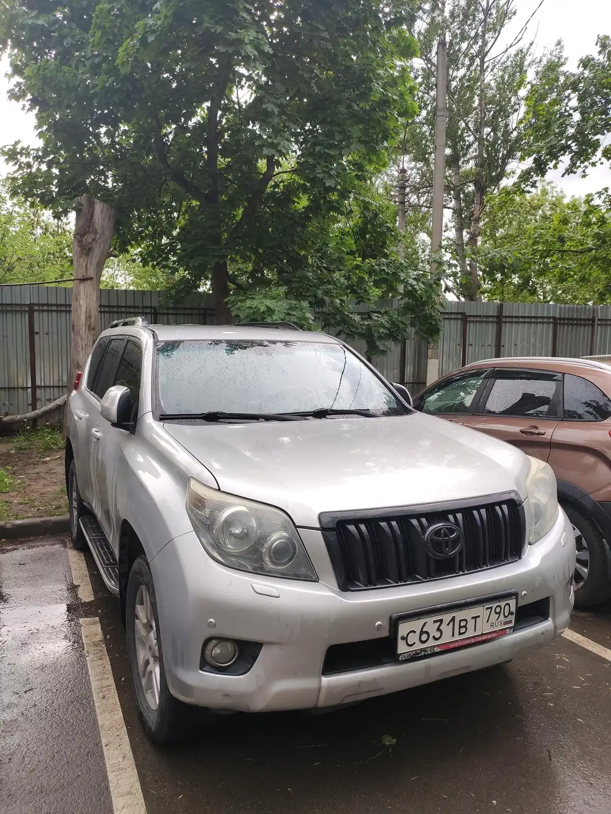 Фото автомобиля TOYOTA LANDCRUISER, 2011 — госномер У282КС977. Цвет: Серебристый