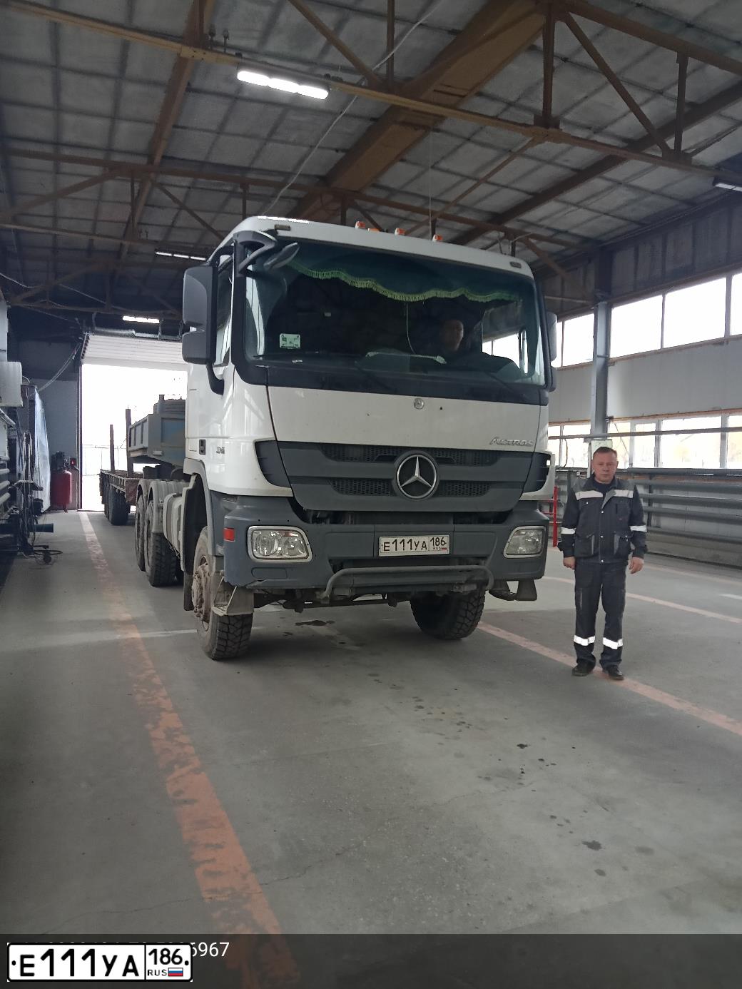 Фото автомобиля MERCEDES ACTROS, 2018 — госномер Е111УА186. Цвет: Белый