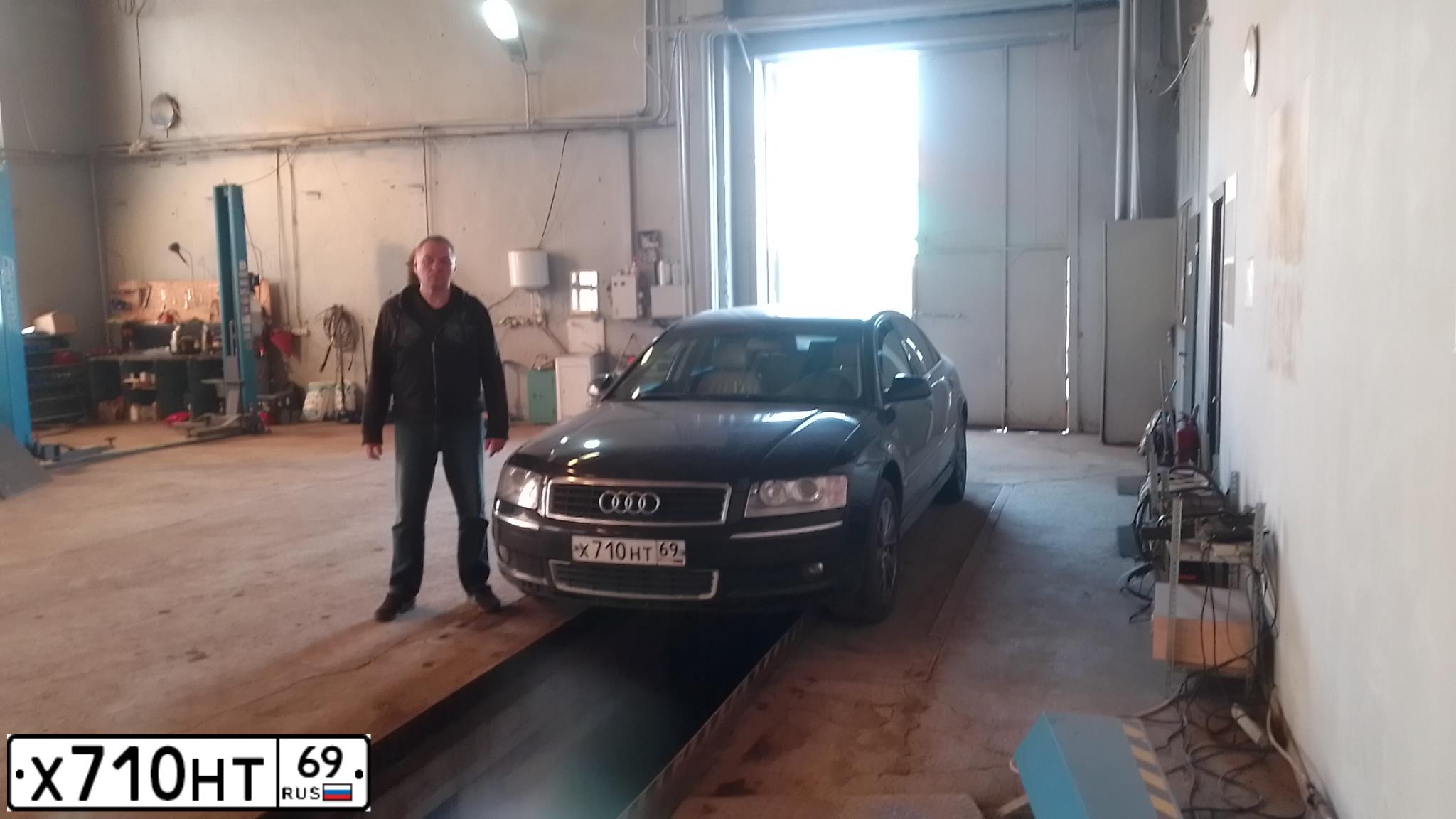 Фото автомобиля AUDI A8, 2004 — госномер Р958СК125. Цвет: ЧЕРНЫЙ