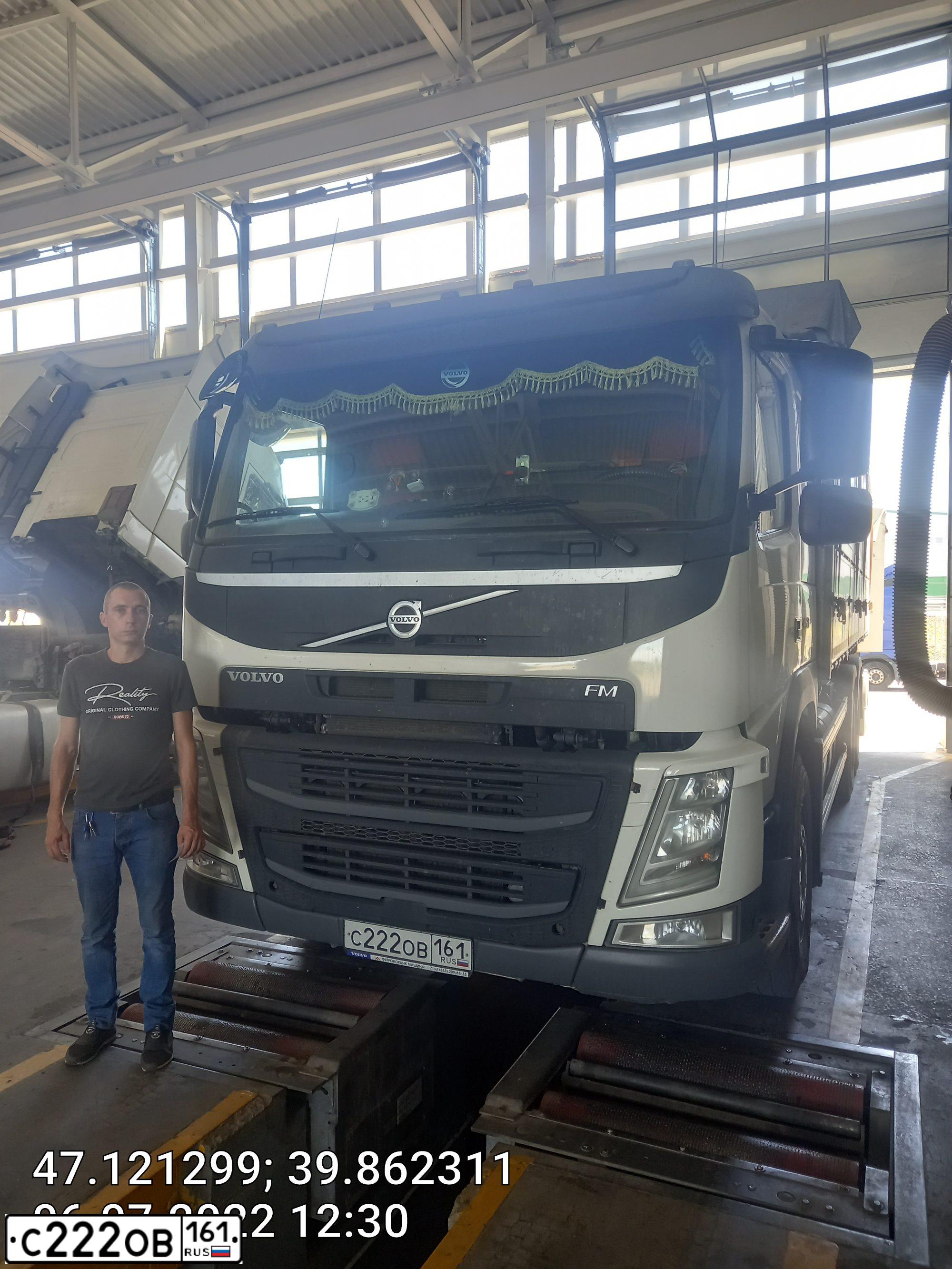 Фото автомобиля VOLVO SERIE FM /6X4/, 2014 — госномер С222ОВ161. Цвет: Белый