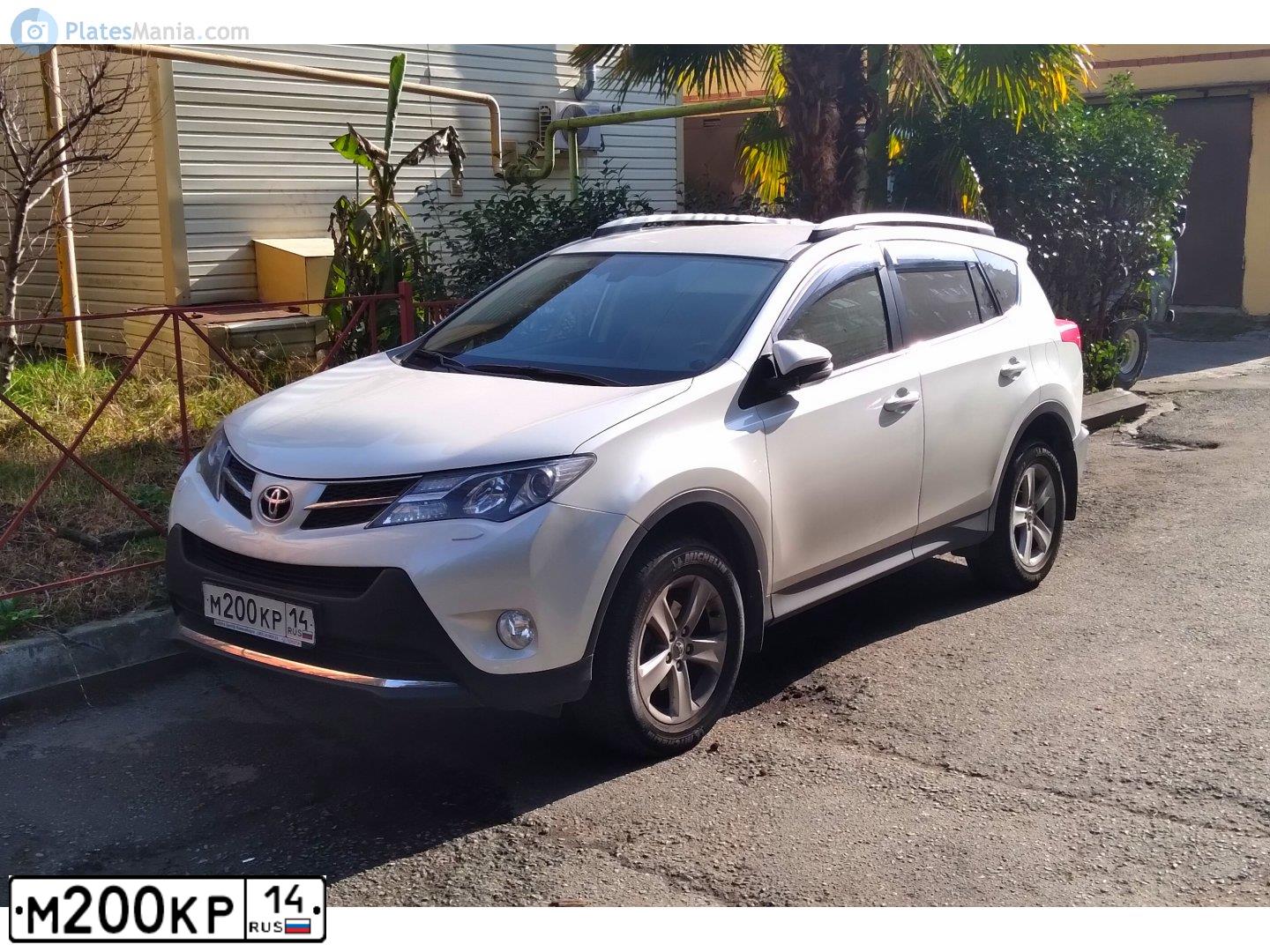 Фото автомобиля TOYOTA RAV4, 2013 — госномер М200КР14. Цвет: Белый