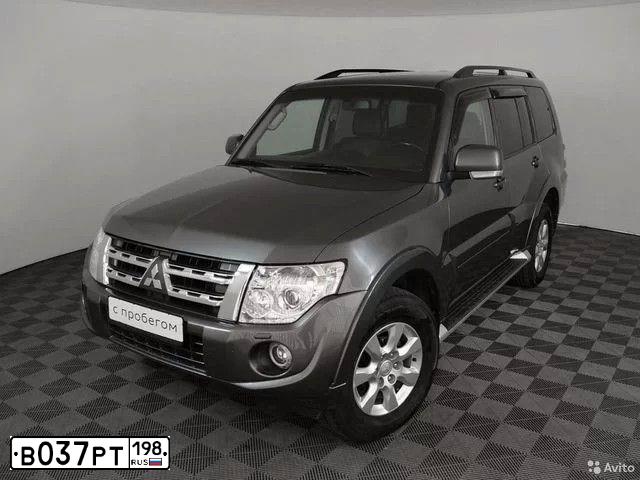 Фото автомобиля MITSUBISHI PAJERO, 2012 — госномер В037РТ198. Цвет: СЕРЫЙ
