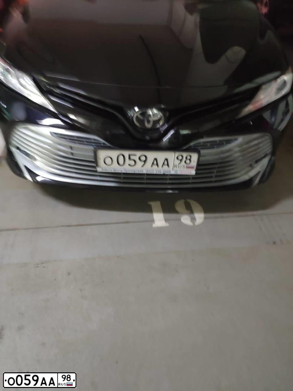 Фото автомобиля TOYOTA CAMRY, 2019 — госномер О059АА98. Цвет: ЧЕРНЫЙ МЕТАЛЛИК