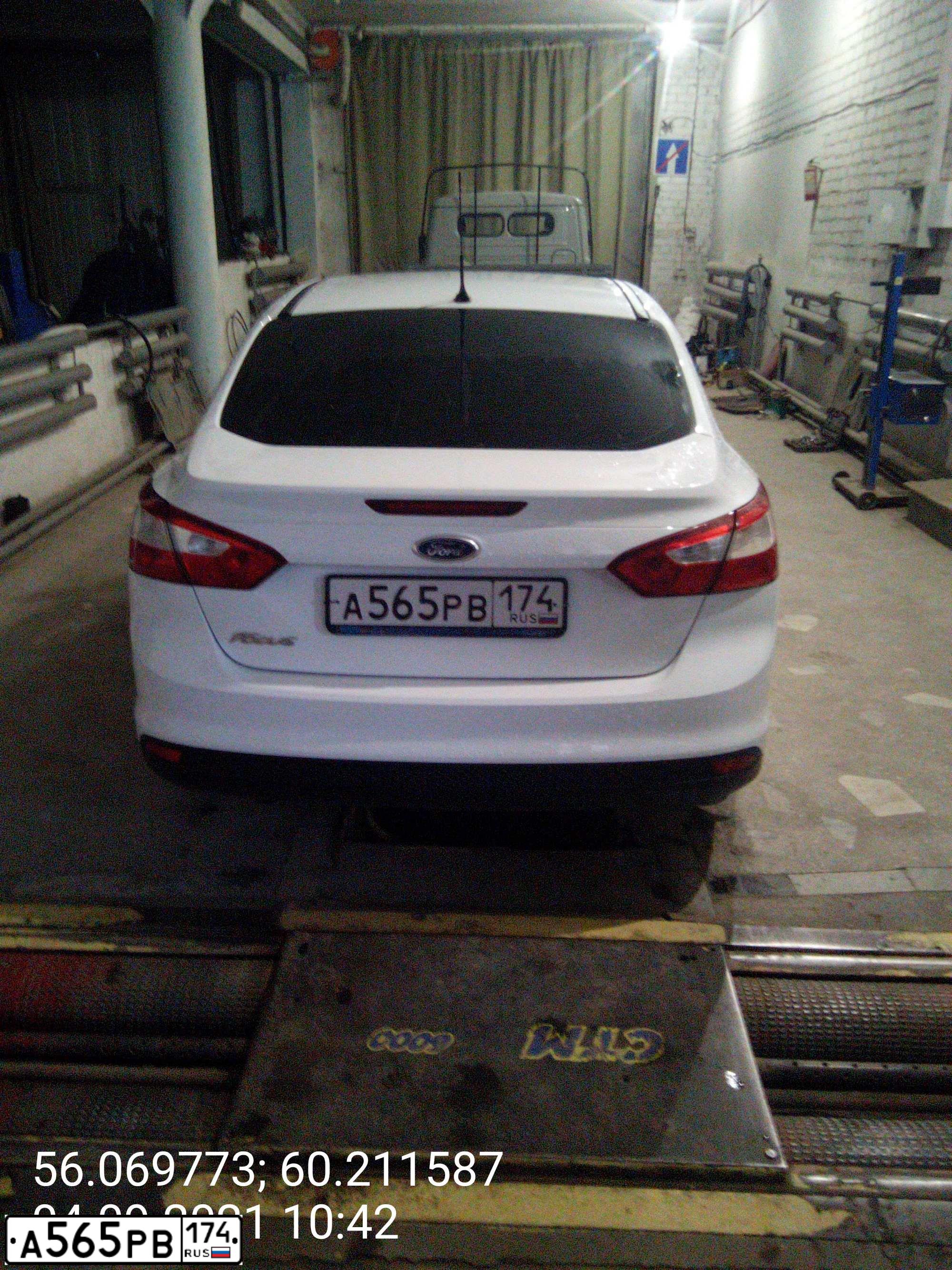 Фото автомобиля FORD FOCUS, 2012 — госномер А565РВ174. Цвет: БЕЛЫЙ