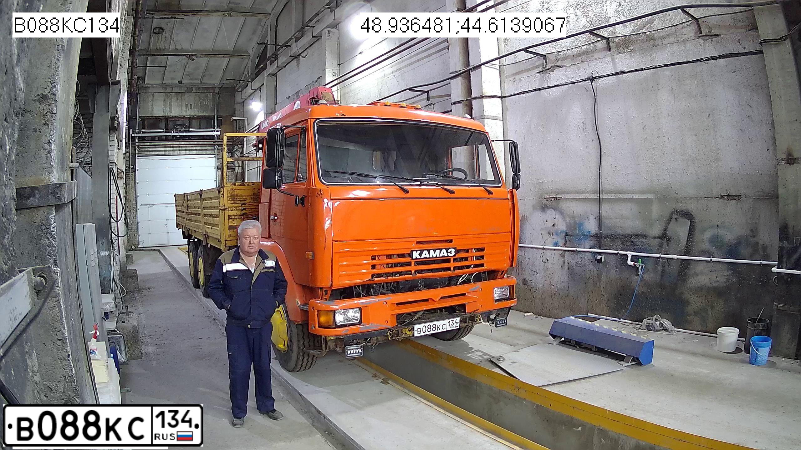 Фото автомобиля KAMAZ 65117 /6X4/, 2007 — госномер О297ТР44. Цвет: Оранжевый