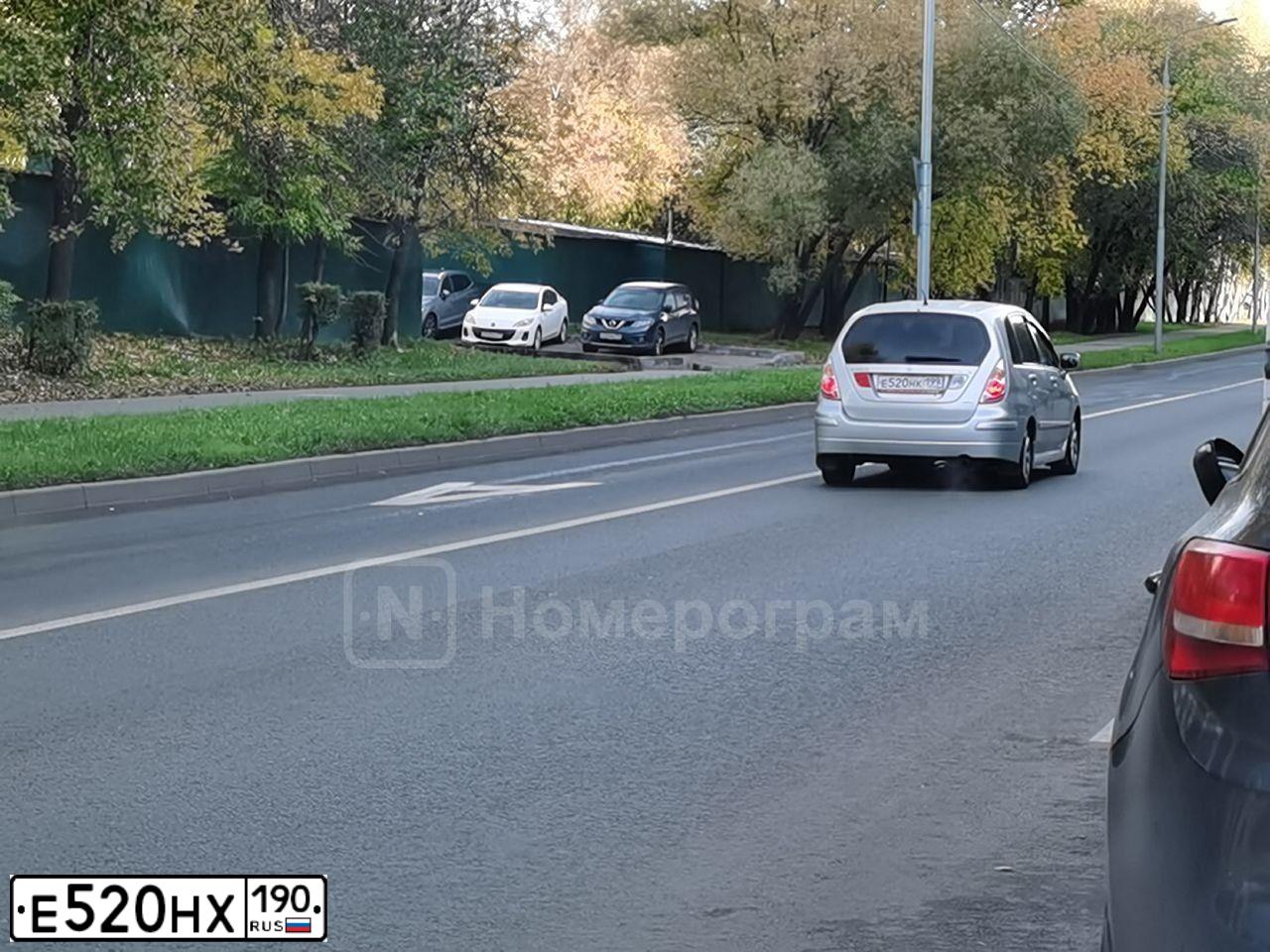 Фото автомобиля PEUGEOT 3008, 2011 — госномер Е520НХ190. Цвет: БЕЛЫЙ
