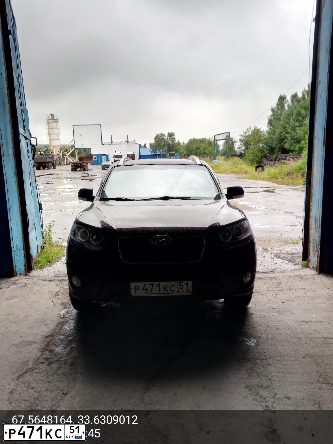 Фото автомобиля HYUNDAI SANTA FE, 2010 — госномер Р471КС51. Цвет: ТЕМНО-ВИШНЕВЫЙ