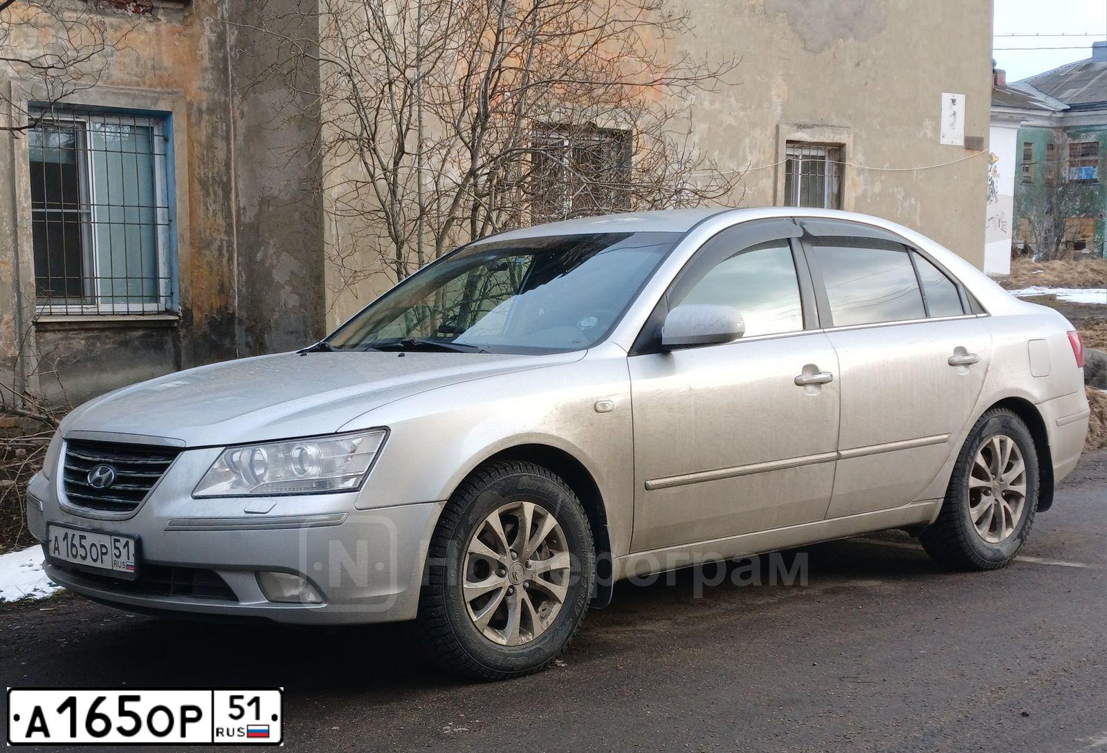 Фото автомобиля HYUNDAI SONATA, 2009 — госномер А165ОР51. Цвет: СЕРЕБРИСТЫЙ