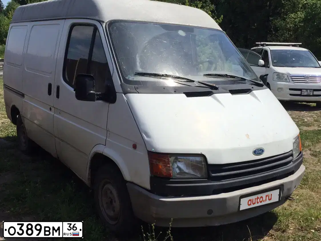 Фото автомобиля FORD TRANSIT, 1990 — госномер О389ВМ36. Цвет: Белый