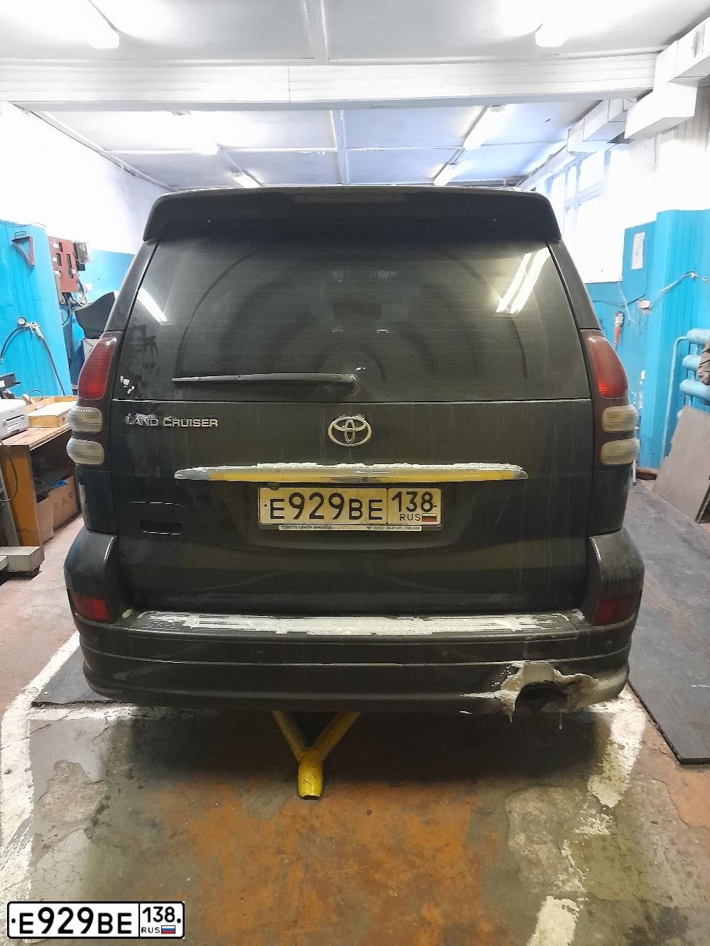 Фото автомобиля TOYOTA LANDCRUISER, 2007 — госномер О888ТО38. Цвет: ЧЕРНЫЙ