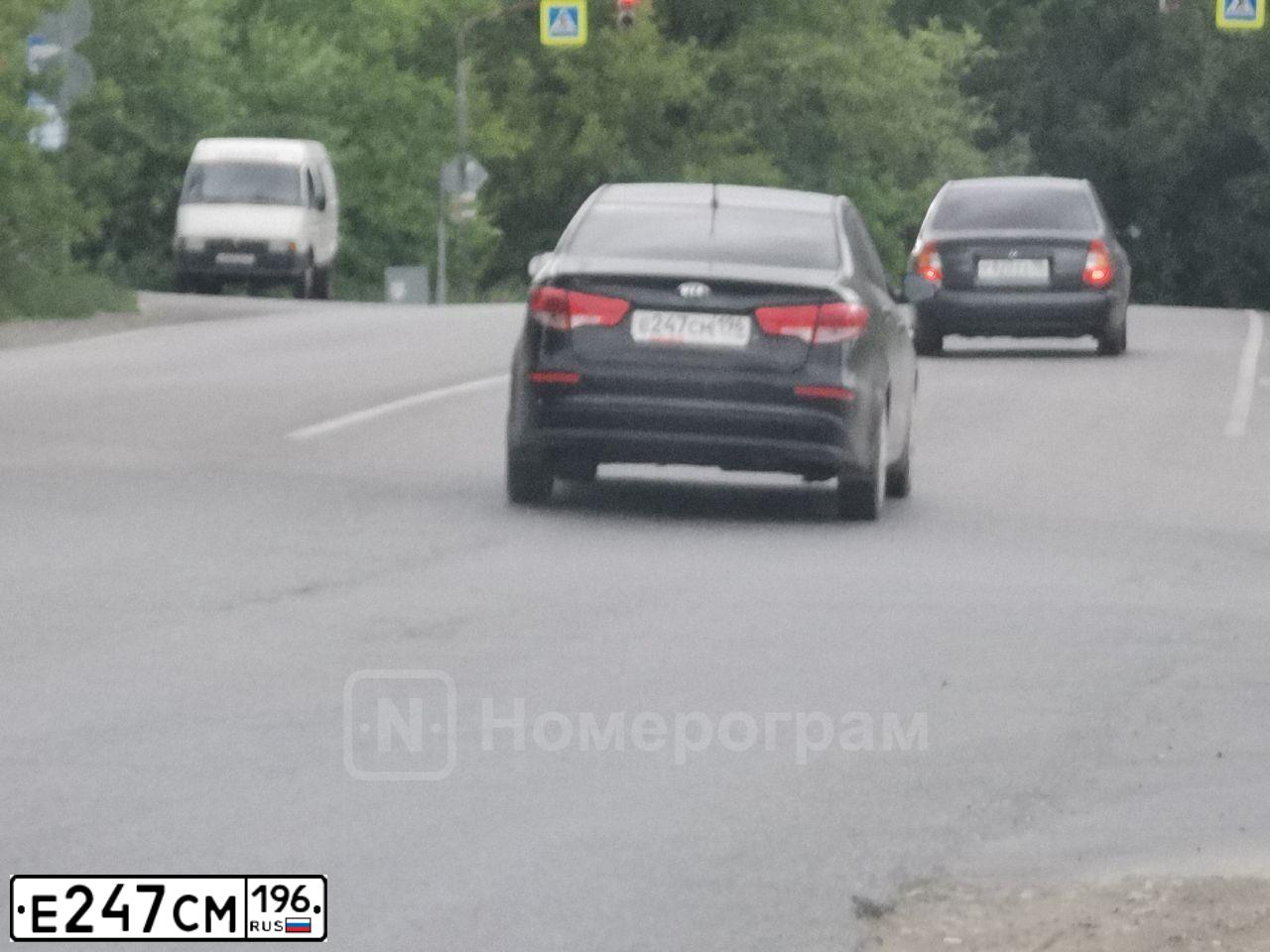 Фото автомобиля KIA RIO, 2016 — госномер Е247СМ196. Цвет: ЧЕРНЫЙ