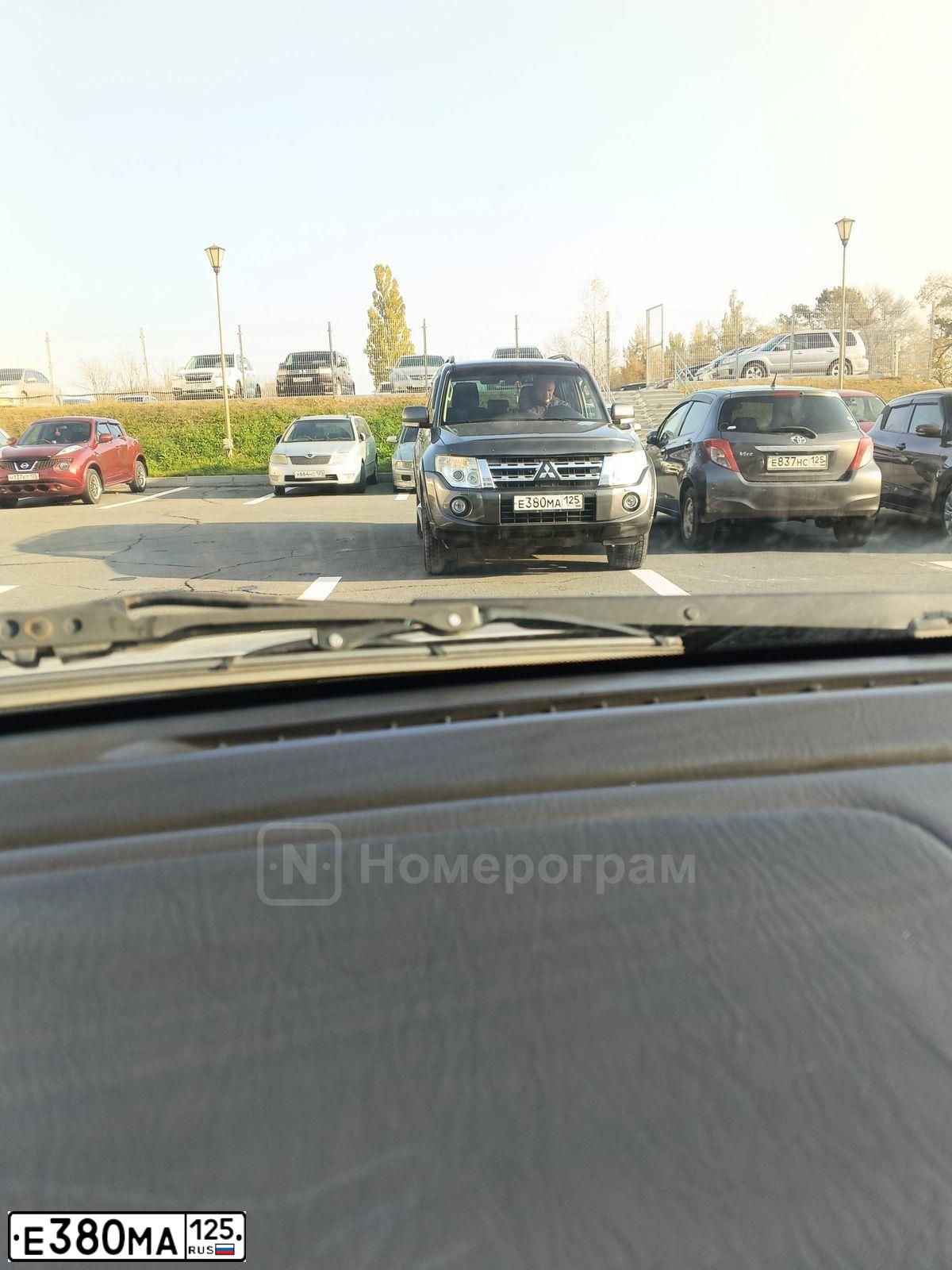 Фото автомобиля MITSUBISHI PAJERO, 2012 — госномер Е380МА125. Цвет: СЕРЫЙ