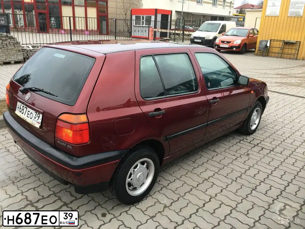 Фото автомобиля VOLKSWAGEN GOLF, 1992 — госномер С202ХУ39. Цвет: ВИШНЕВЫЙ