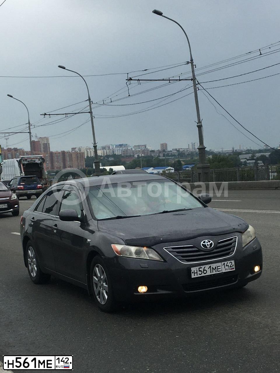 Фото автомобиля TOYOTA CAMRY, 2006 — госномер Н561МЕ142. Цвет: СЕРЫЙ