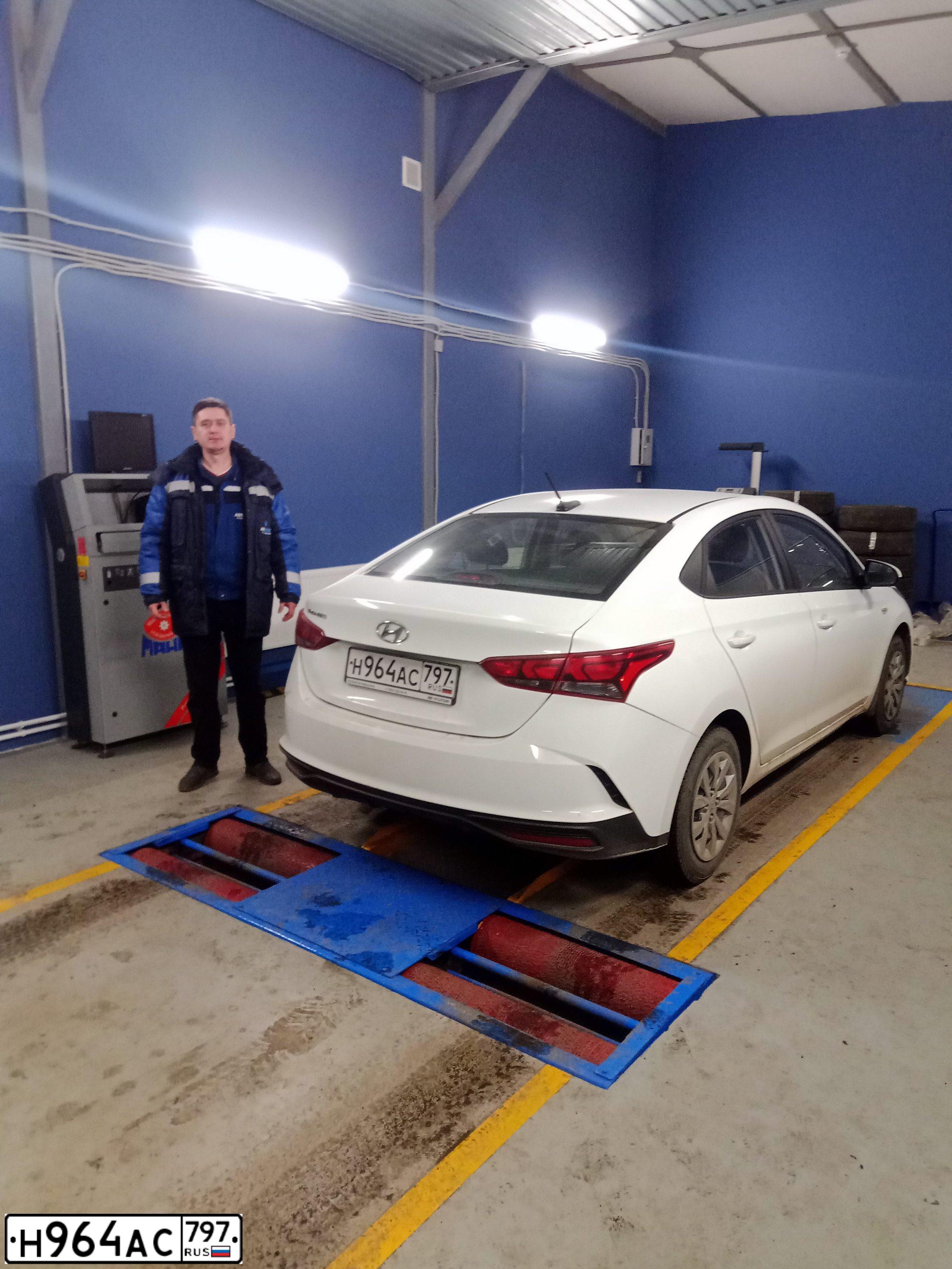 Фото автомобиля HYUNDAI SOLARIS, 2020 — госномер Н964АС797. Цвет: Белый