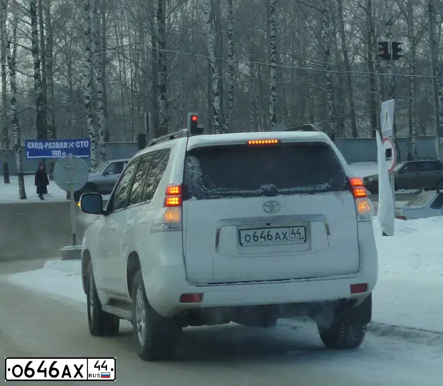 Фото автомобиля TOYOTA LANDCRUISER, 2013 — госномер О646АХ44. Цвет: БЕЛЫЙ