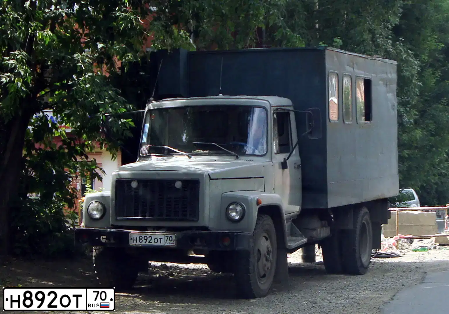 Фото автомобиля GAZ Z 3307, 1994 — госномер Н892ОТ70. Цвет: СВЕТЛО-СЕРЫЙ