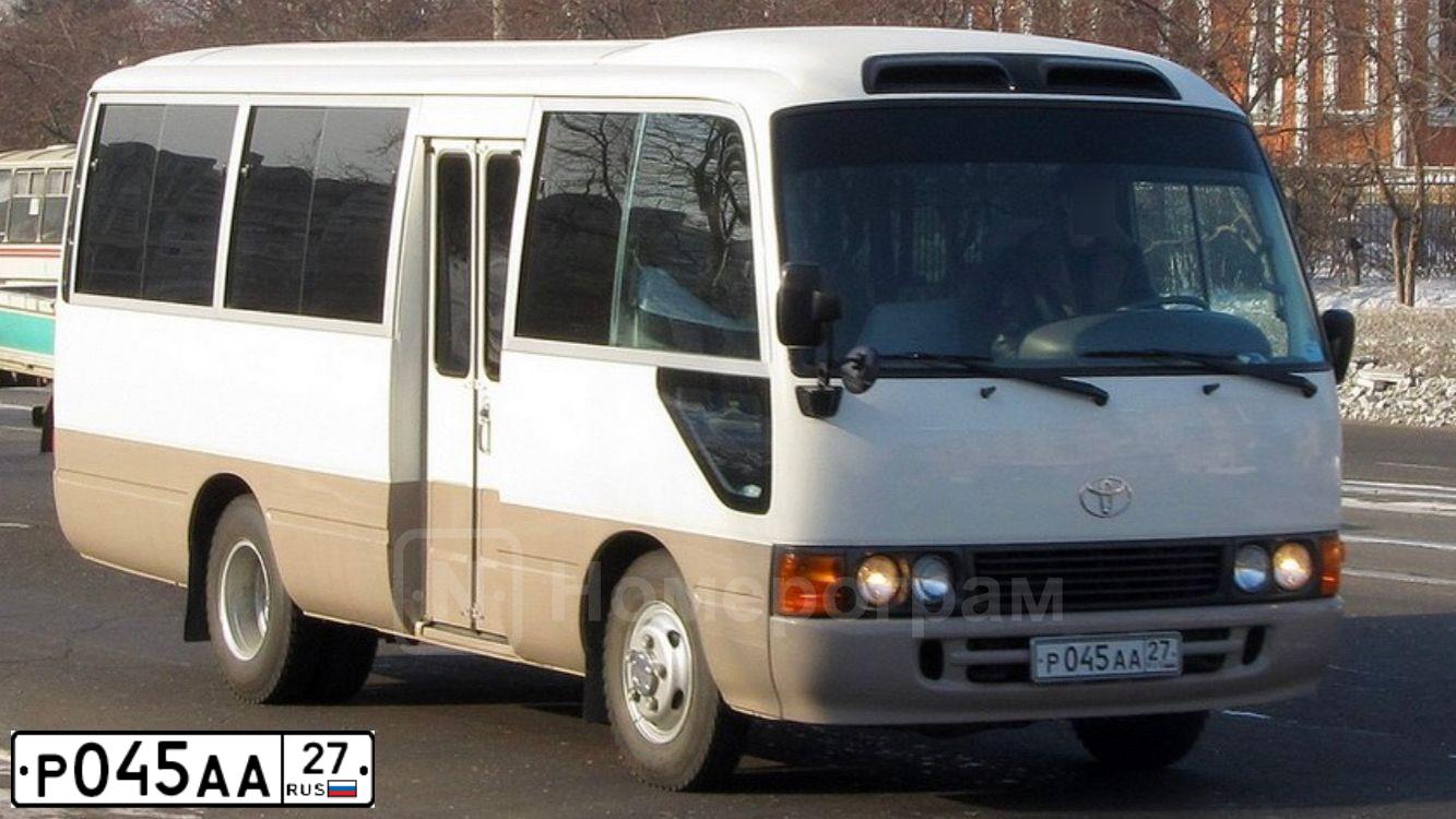 Фото автомобиля TOYOTA COASTER, 2005 — госномер Р045АА27. Цвет: БЕЛЫЙ/СЕРЫЙ