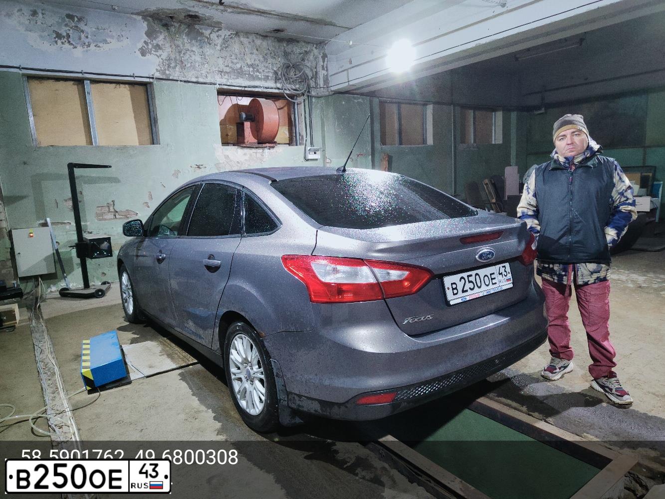 Фото автомобиля FORD FOCUS, 2012 — госномер В250ОЕ43. Цвет: СЕРО-КОРИЧНЕВЫЙ