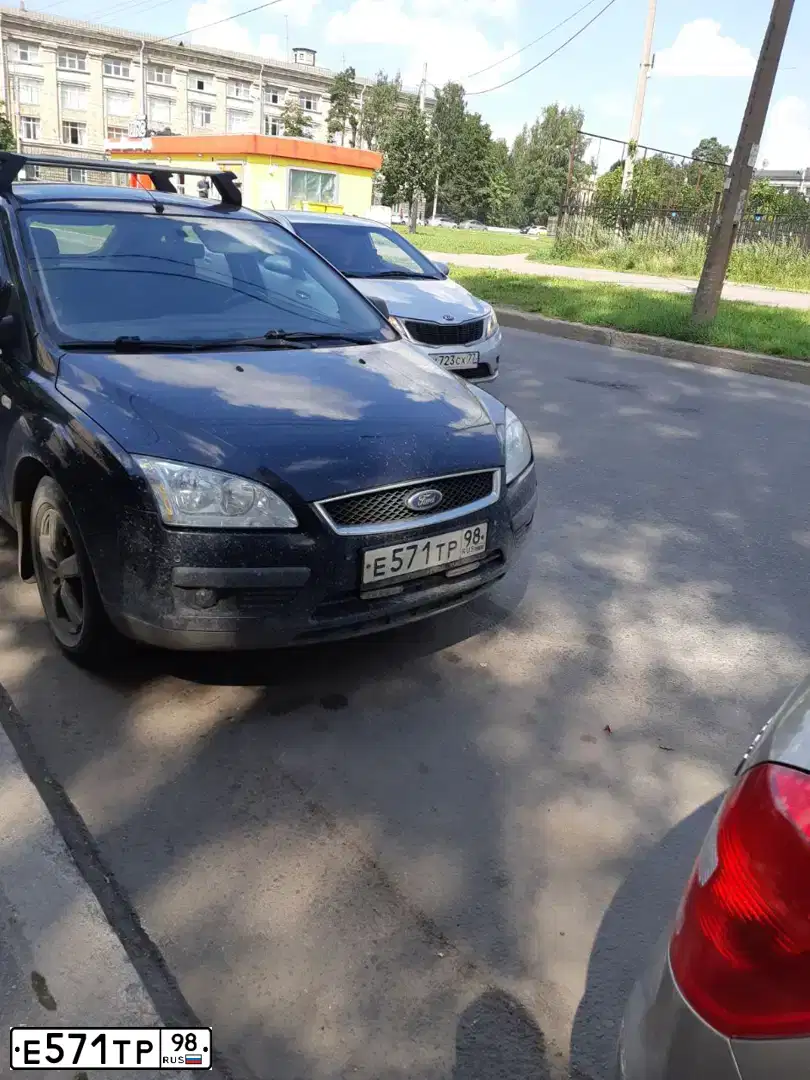 Фото автомобиля FORD FOCUS, 2005 — госномер Е571ТР98. Цвет: ТЕМНО-СИНИЙ