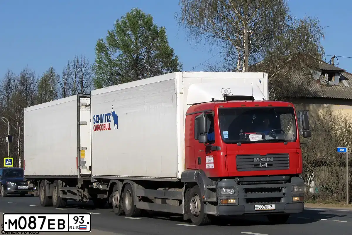 Фото автомобиля МАН TGA 26.360 6*2-2BL, 2006 — госномер В135ОХ09. Цвет: Бело-красный