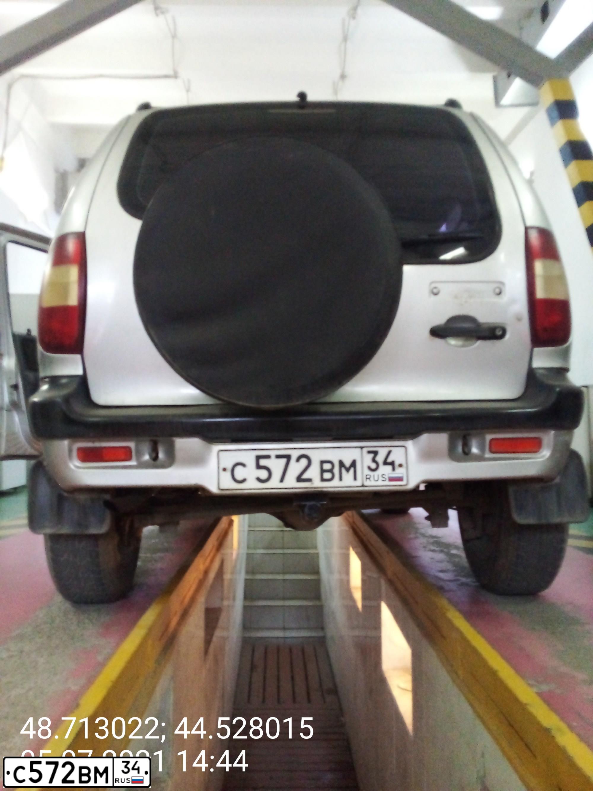 Фото автомобиля CHEVROLET NIVA, 2003 — госномер С572ВМ34. Цвет: Светло-Серебристый металлик