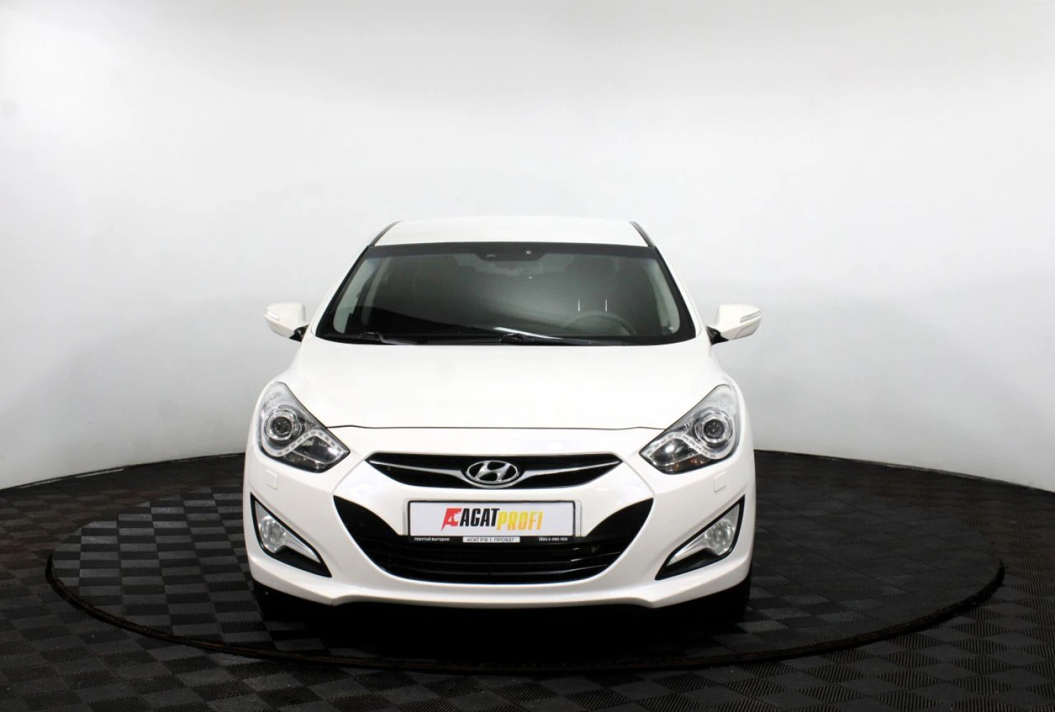 Фото автомобиля HYUNDAI I40, 2013 — госномер Р274АС152. Цвет: Белый