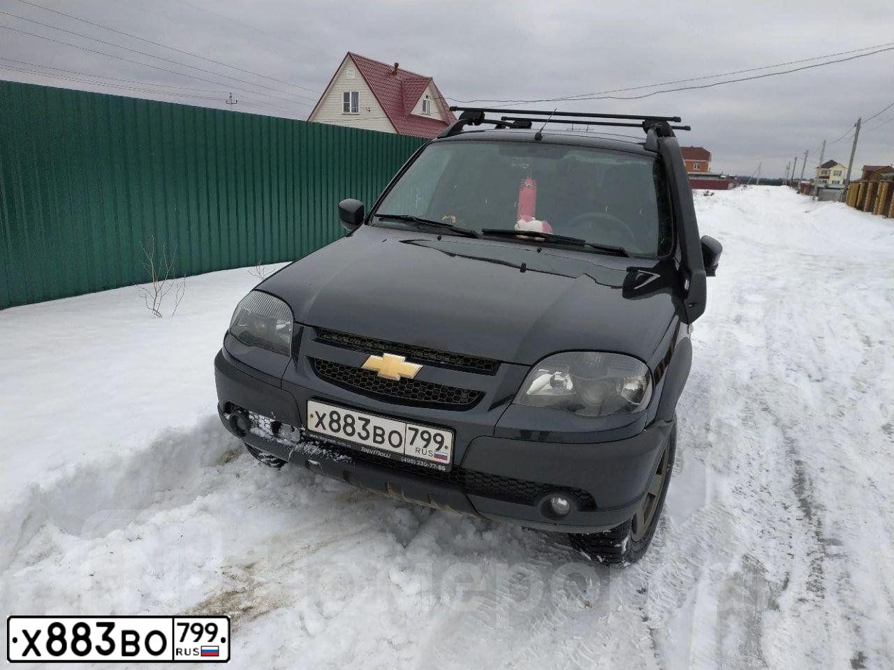 Фото автомобиля CHEVROLET NIVA, 2018 — госномер Х883ВО799. Цвет: Черно-Синий Металлиик