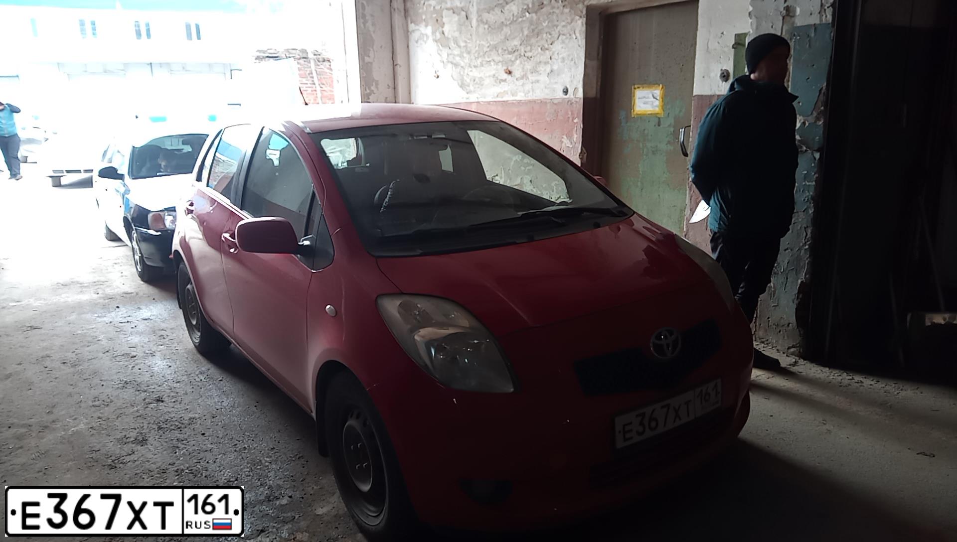 Фото автомобиля TOYOTA YARIS, 2008 — госномер Е367ХТ161. Цвет: Красный