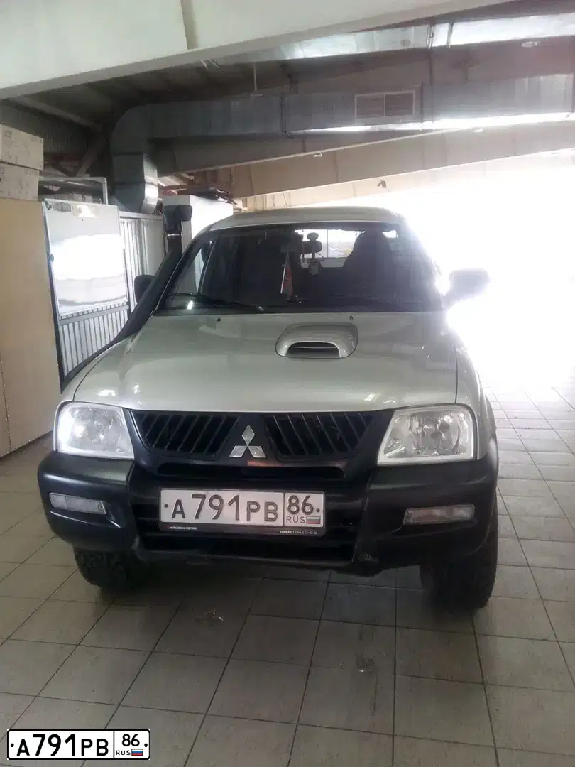 Фото автомобиля MITSUBISHI L 200, 2006 — госномер А541ХУ702. Цвет: Серебристый