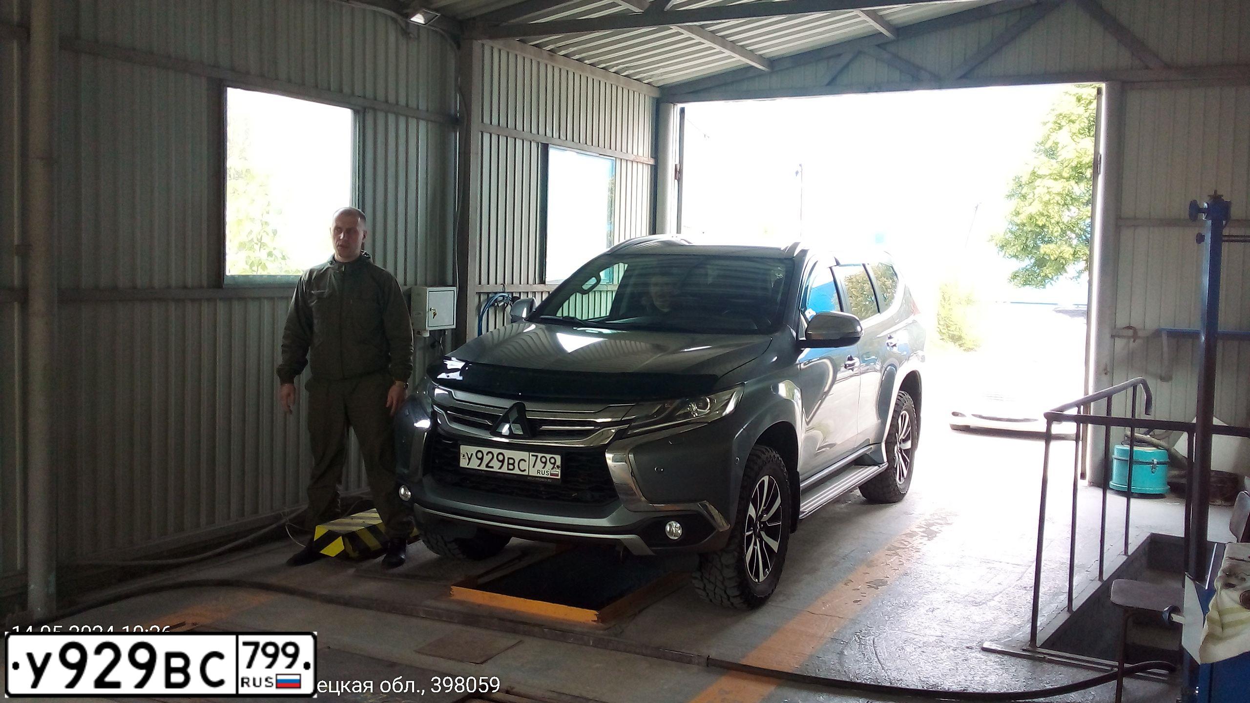 Фото автомобиля MITSUBISHI PAJERO SPORT, 2017 — госномер У929ВС799. Цвет: Серый