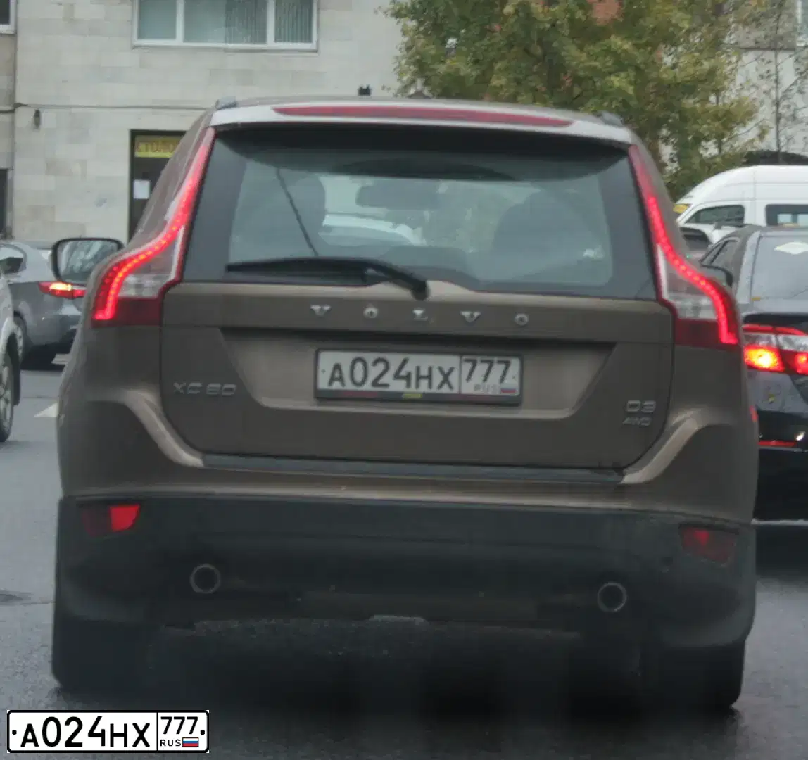 Фото автомобиля VOLVO XC60, 2012 — госномер К168НН198. Цвет: Коричневый