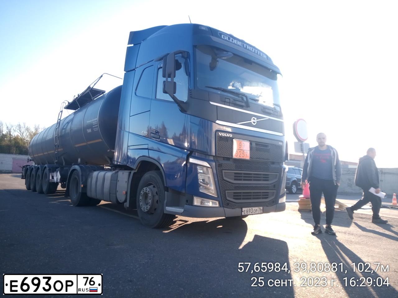 Фото автомобиля VOLVO SERIE FH /4X2/, 2018 — госномер Е693ОР76. Цвет: СИНИЙ