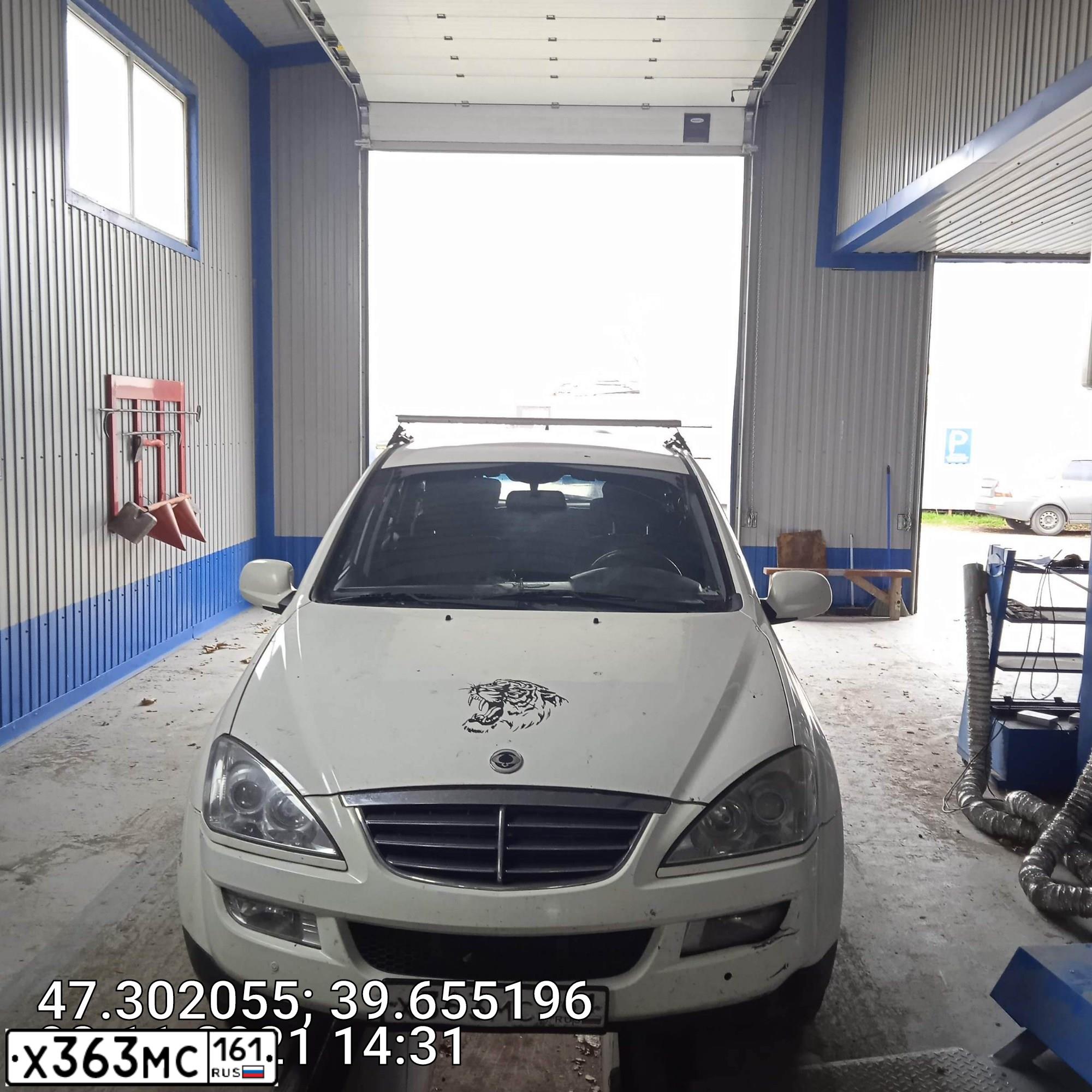 Фото автомобиля SSANGYONG KYRON, 2011 — госномер Х363МС161. Цвет: БЕЛЫЙ