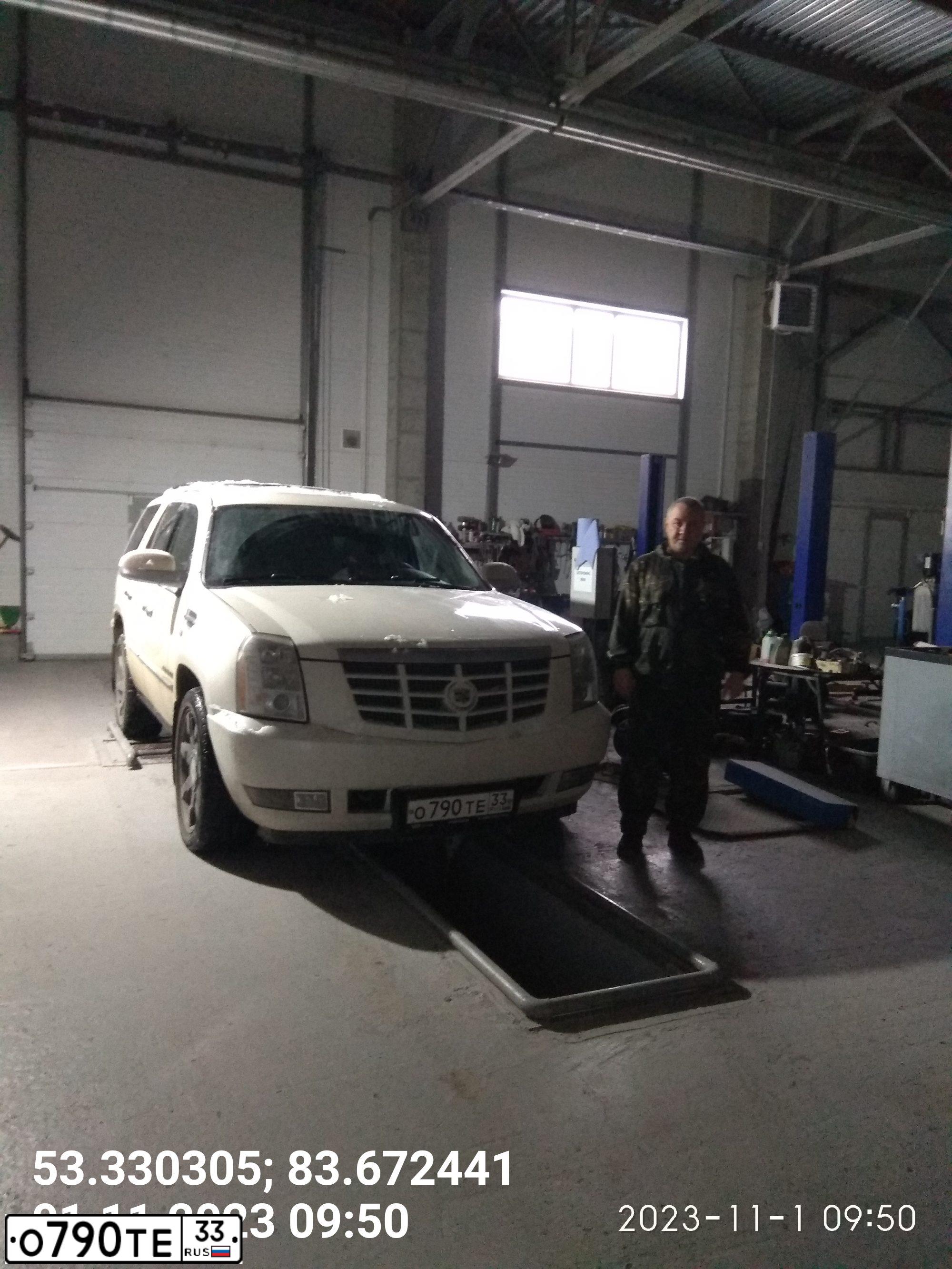 Фото автомобиля CADILLAC ESCALADE, 2011 — госномер У973ОК797. Цвет: Белый