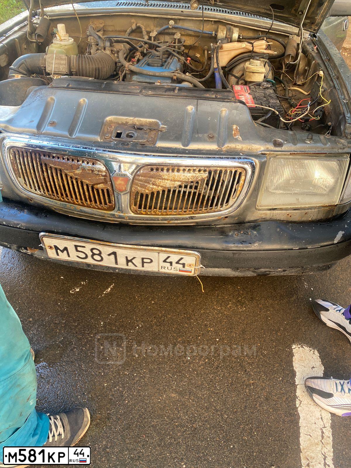 Фото автомобиля GAZ 3110 WOLGA, 2001 — госномер М581КР44. Цвет: СЕРО-ЗЕЛЕНЫЙ