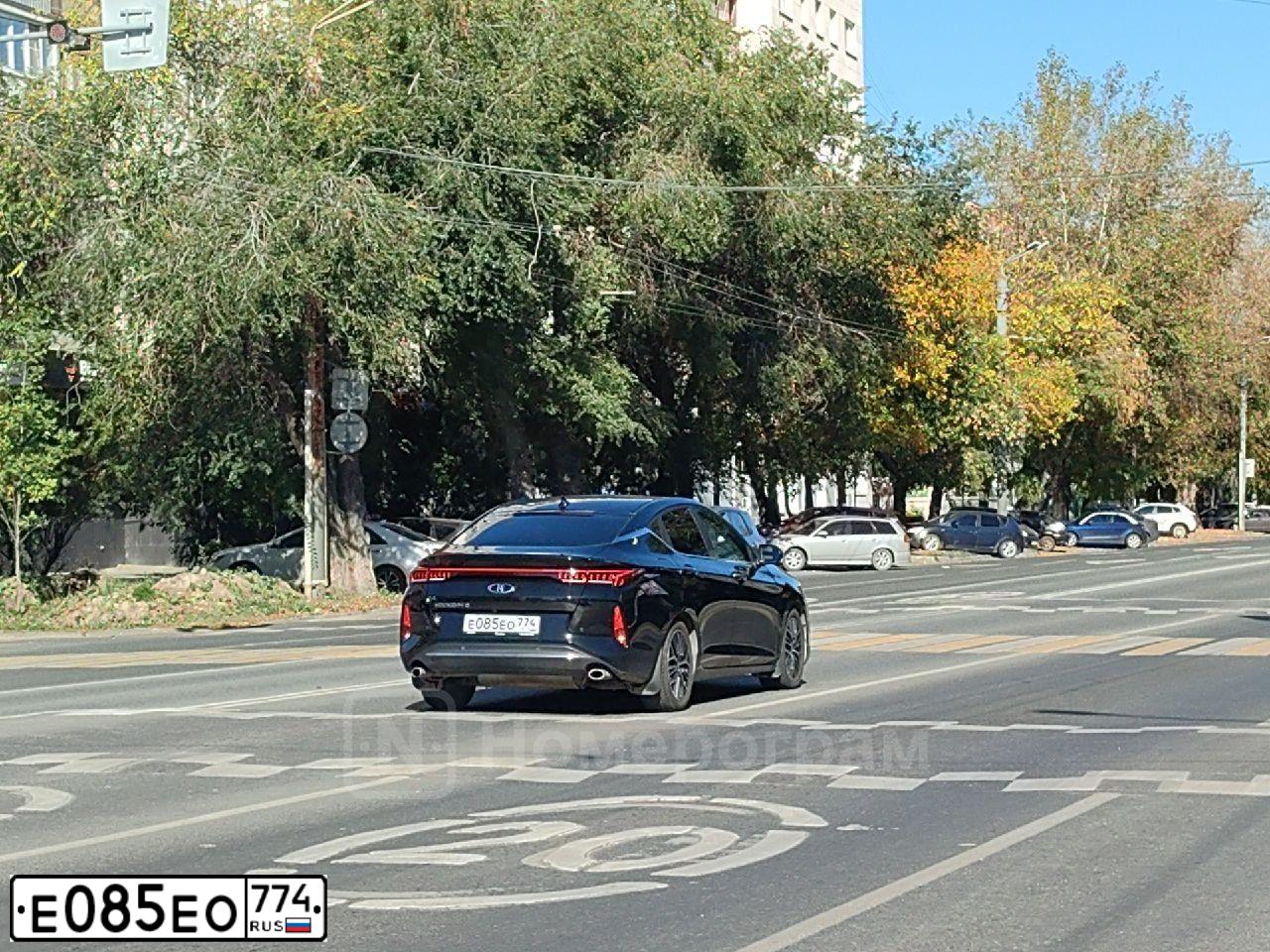 Фото автомобиля МОСКВИЧ МОСКВИЧ 6 DD1 АDС1, 2023 — госномер Е085ЕО774. Цвет: ЧЕРНЫЙ