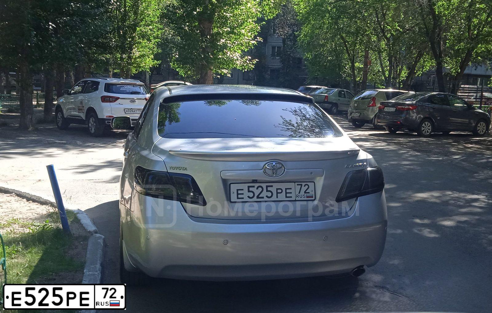 Фото автомобиля TOYOTA CAMRY, 2008 — госномер Е525РЕ72. Цвет: СЕРЕБРИСТЫЙ
