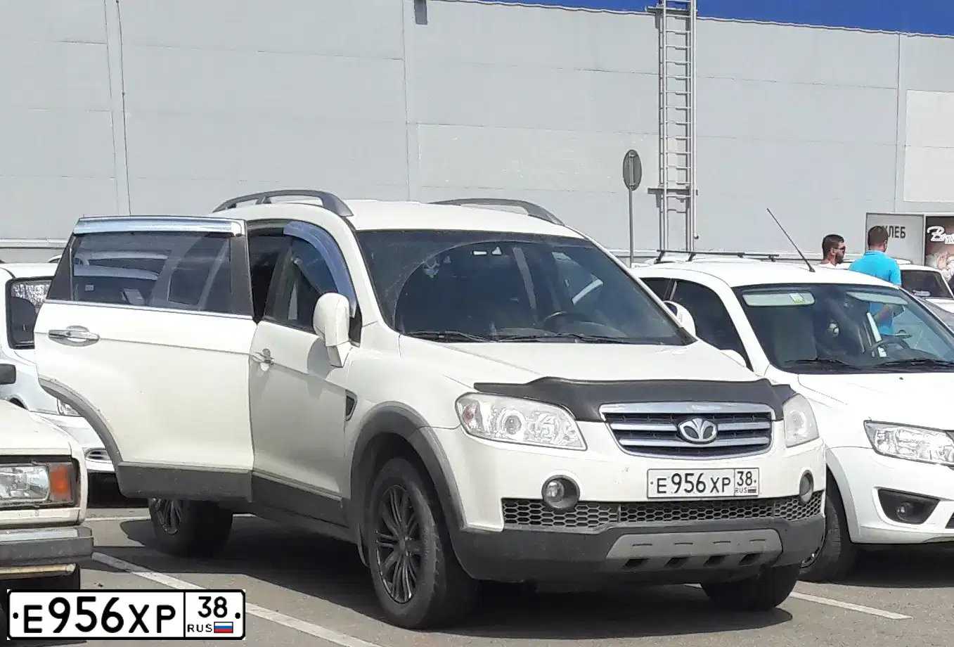 Фото автомобиля DAEWOO WINSTORM, 2008 — госномер Е956ХР38. Цвет: БЕЛЫЙ