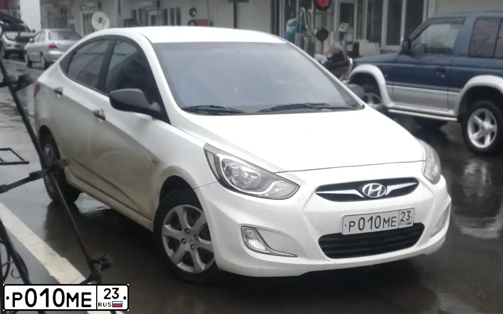 Фото автомобиля HYUNDAI SOLARIS, 2013 — госномер Р010МЕ23. Цвет: БЕЛЫЙ