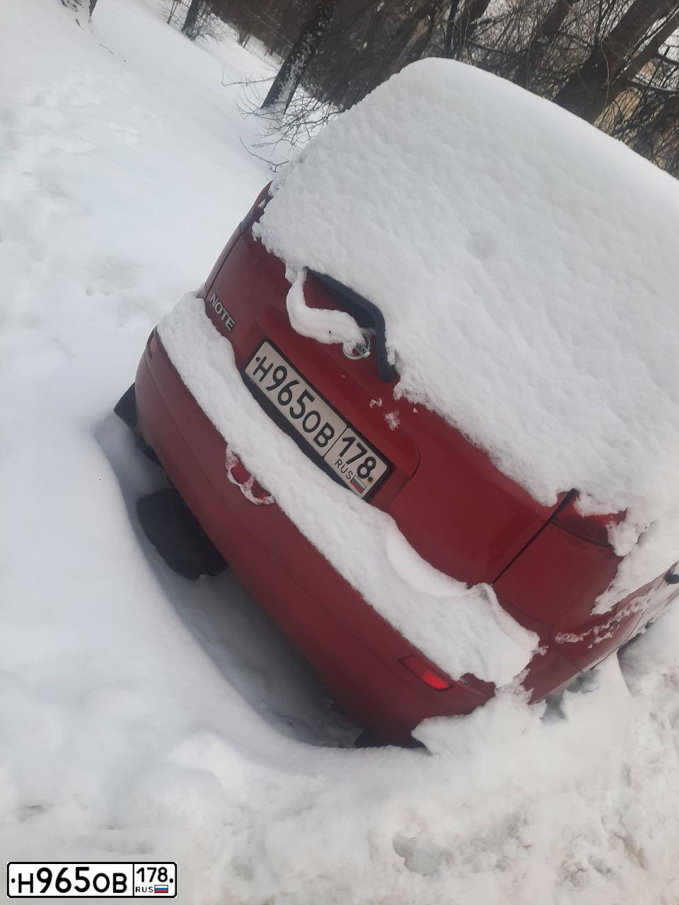 Фото автомобиля NISSAN NOTE, 2008 — госномер Н965ОВ178. Цвет: ВИШНЕВЫЙ