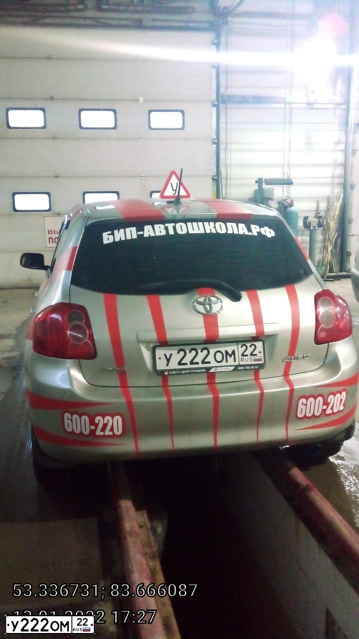 Фото автомобиля TOYOTA AURIS, 2007 — госномер У222ОМ22. Цвет: СЕРЕБРИСТЫЙ