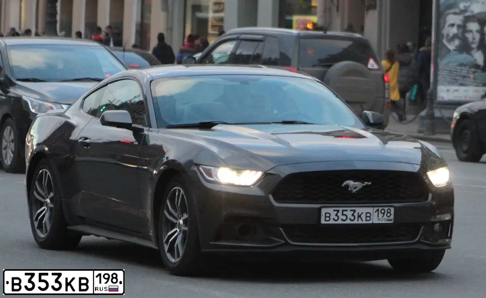 Фото автомобиля FORD MUSTANG, 2015 — госномер Е085НУ702. Цвет: Серый