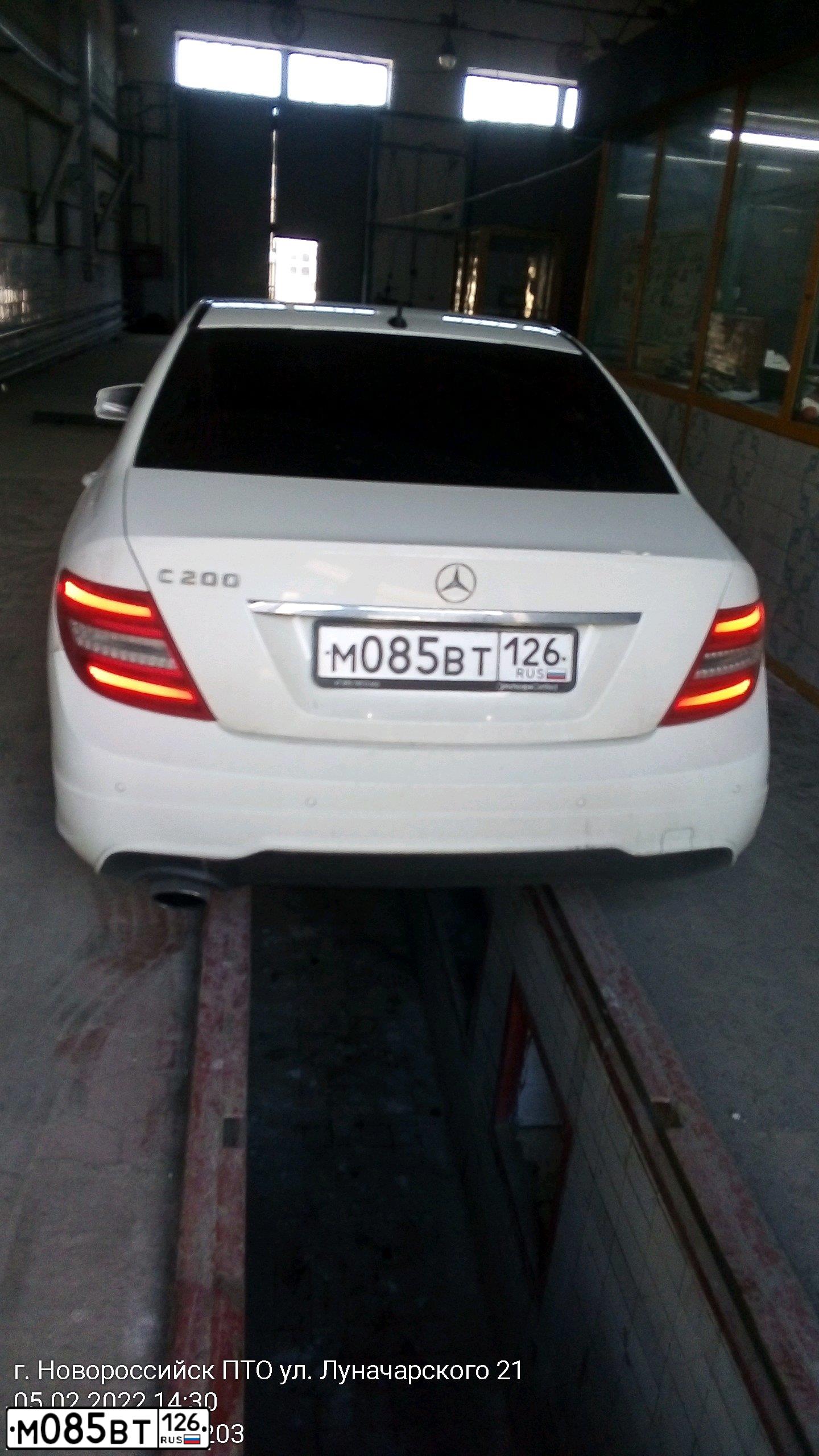 Фото автомобиля MERCEDES-BENZ C200, 2012 — госномер Е752АМ01. Цвет: Белый
