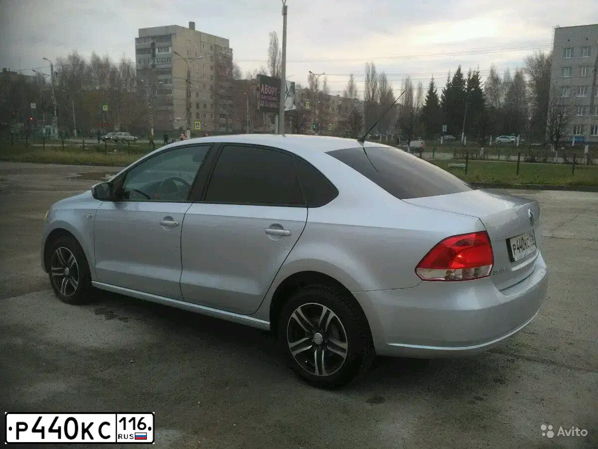 Фото автомобиля VOLKSWAGEN POLO, 2012 — госномер Р440КС116. Цвет: серебристый