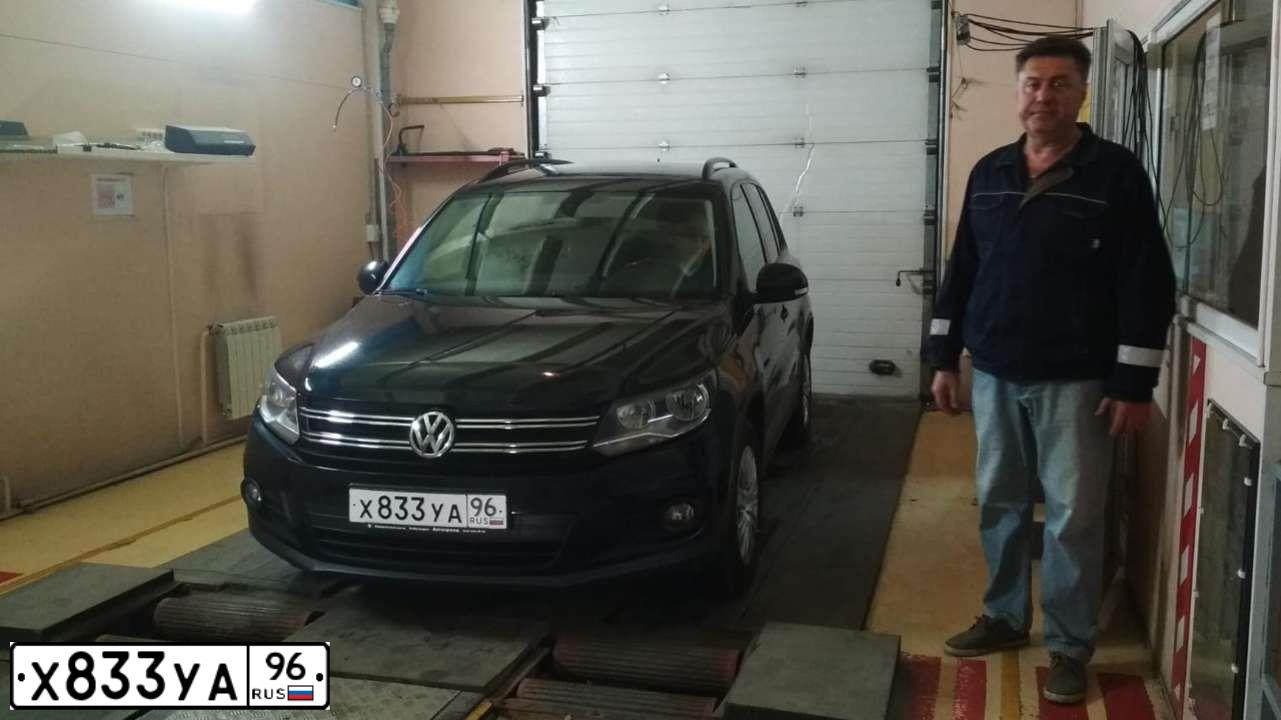 Фото автомобиля VOLKSWAGEN TIGUAN, 2013 — госномер Х833УА96. Цвет: ЧЕРНЫЙ